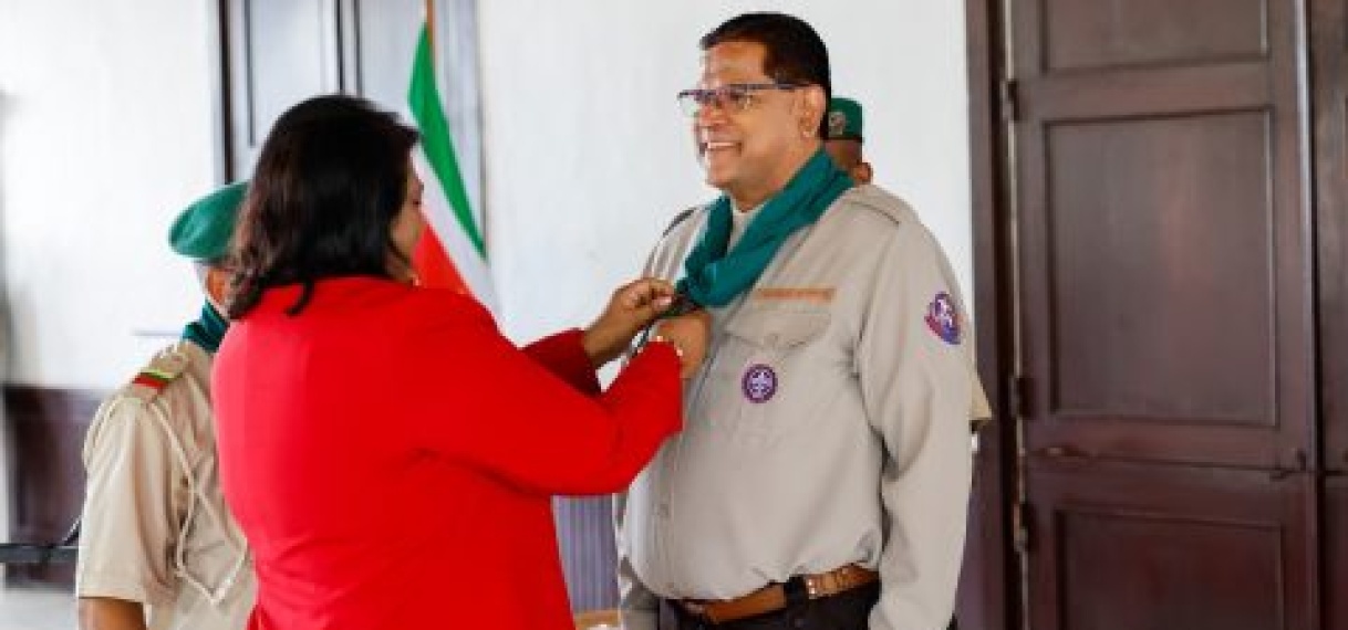 President Chandrikapersad Santokhi geïnstalleerd als lid van de Boy Scouts van Suriname