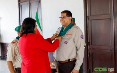 President Chandrikapersad Santokhi geïnstalleerd als lid van de Boy Scouts van Suriname