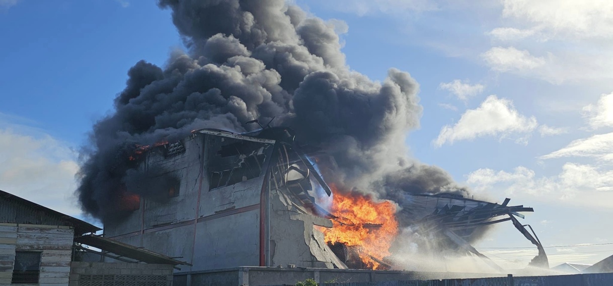 Grote drugsvangst bij brand in loods in Van Pettenpolder, Nickerie