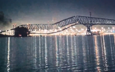 Omstander filmt moment dat schip tegen brug in Baltimore vaart