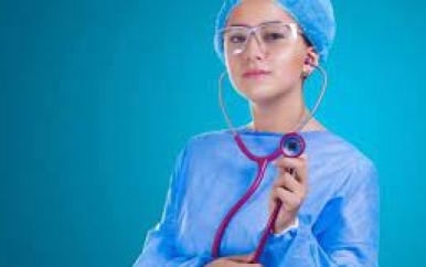 Suricare biedt 25 Surinaamse verpleegkundigen baan in Nederland