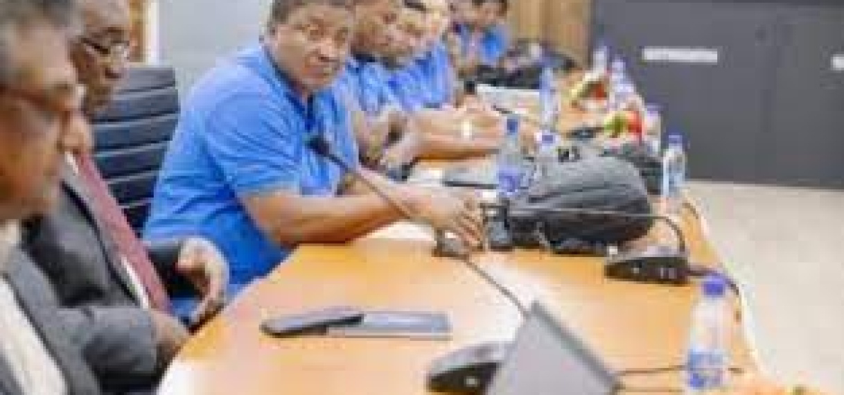 President Santokhi maakt kennis met nieuwe bestuur bond EBS