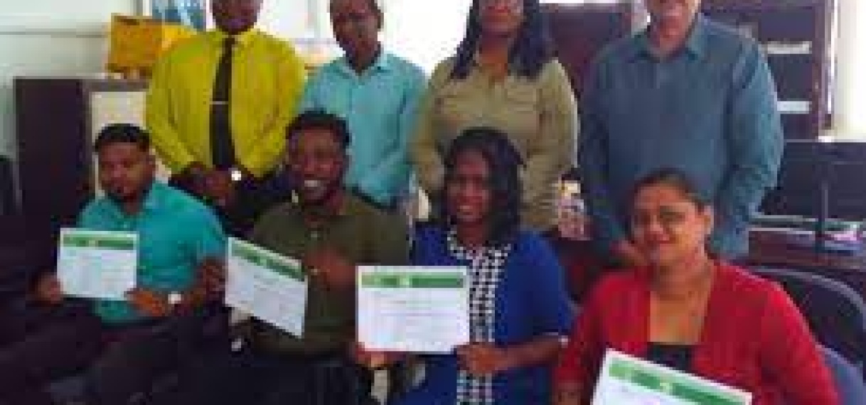 Belastingambtenaren ontvangen diploma voor junior controle medewerker