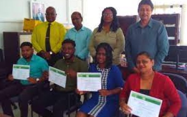 Belastingambtenaren ontvangen diploma voor junior controle medewerker