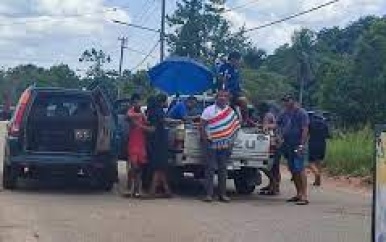Wegbarricade weg van Powakka tijdelijk opgeschort: “Dinsdag moeten we een permanente oplossing!”