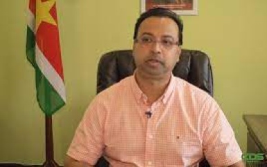 Minister Nurmohamed herroept uitlatingen en biedt verontschuldigingen aan