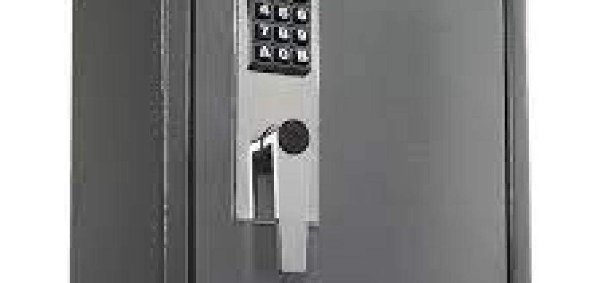 Kluis uit woning van ondernemer gestolen