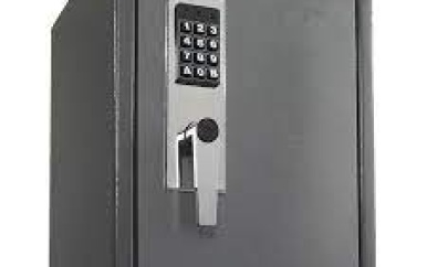 Kluis uit woning van ondernemer gestolen