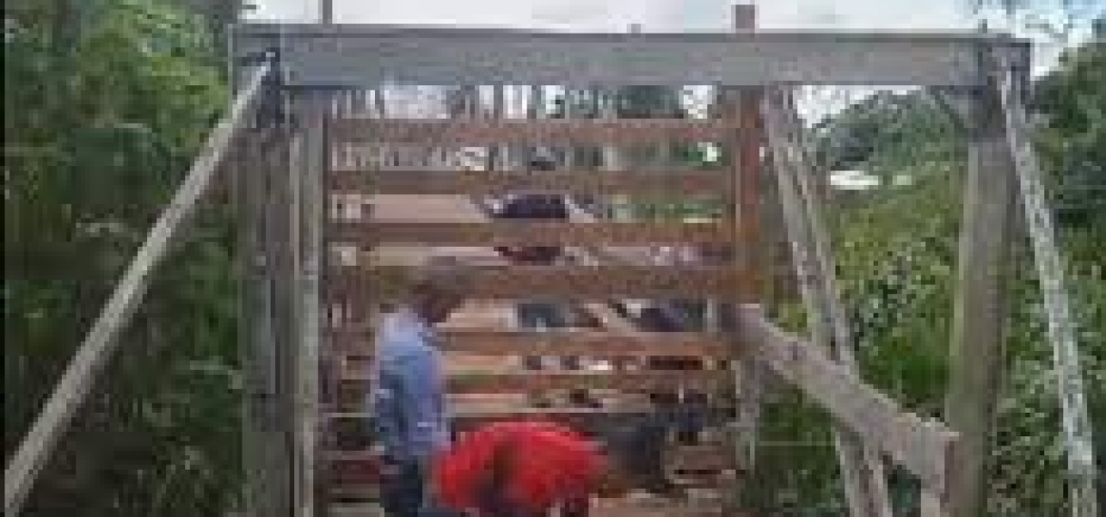 De loopbrug te Paranam verkeert in slecht staat 