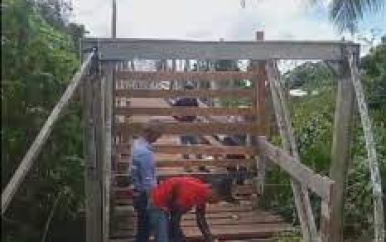 De loopbrug te Paranam verkeert in slecht staat 