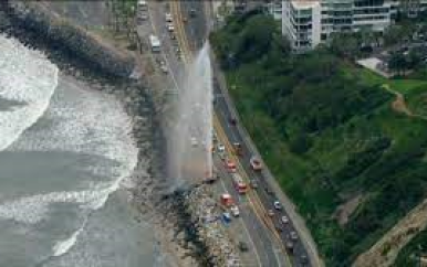 Water uit brandkraan spuit tientallen meters de lucht in na crash in LA