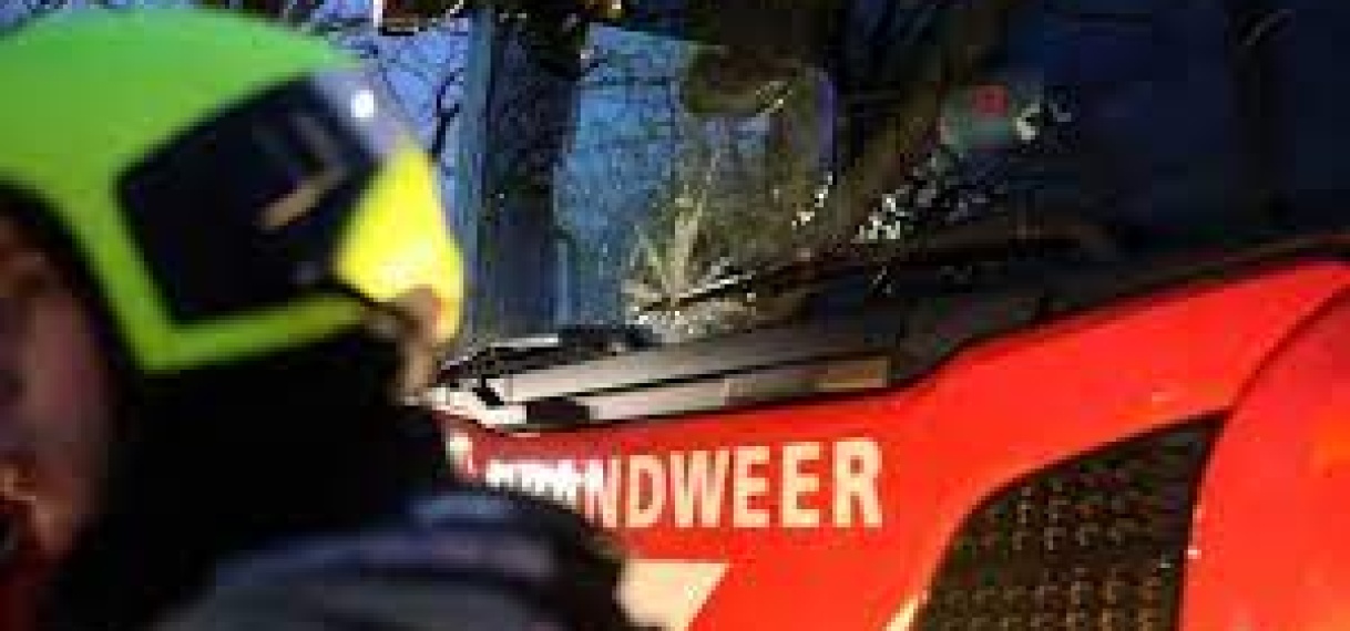 Verwarde man getaserd na bekogelen brandweerauto tijdens brand