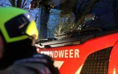 Verwarde man getaserd na bekogelen brandweerauto tijdens brand