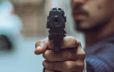 Wapendrager bedreigt en zet vuurwapen tegen voorhoofd automobilist