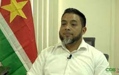 Minister Somohardjo: “We staan niet te popelen om lonen te stoppen”