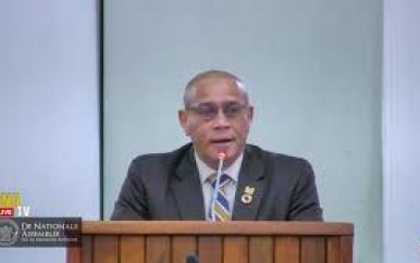 Minister Mac Andrew legt huurverhoging pand Eddy Brumastraat verkeerd uit in Assemblee