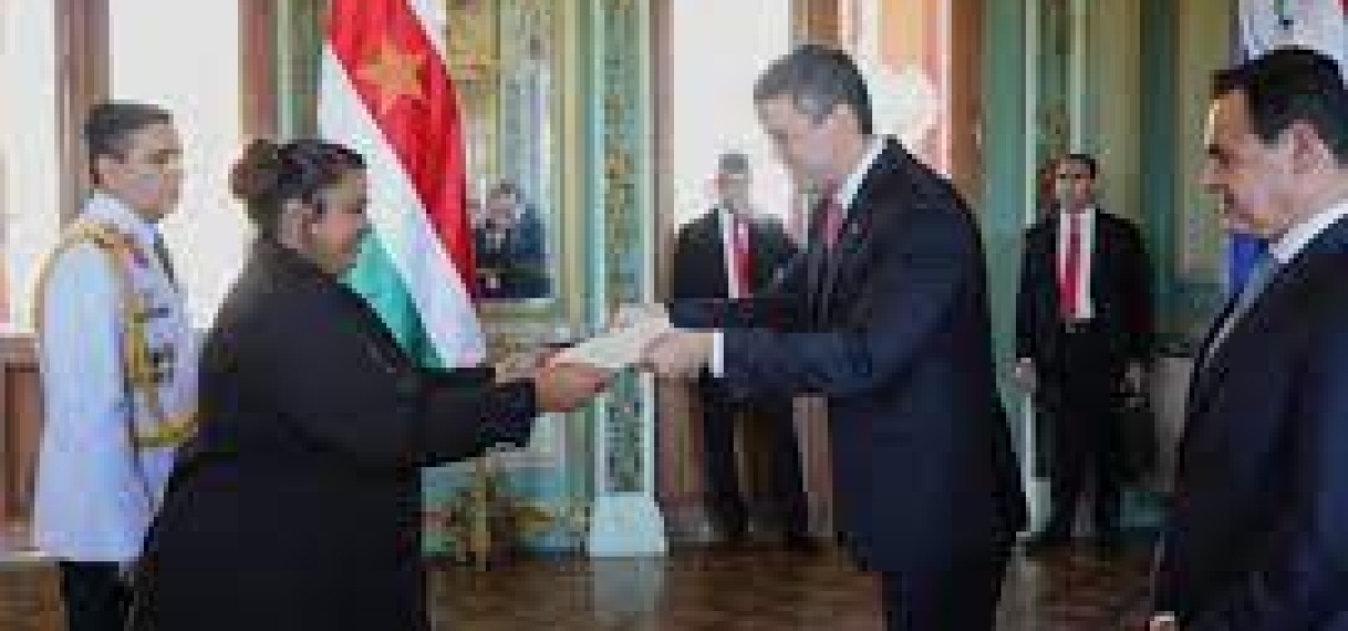 Ambassadeur Ramkisoen overhandigt geloofsbrieven aan president van Paraguay