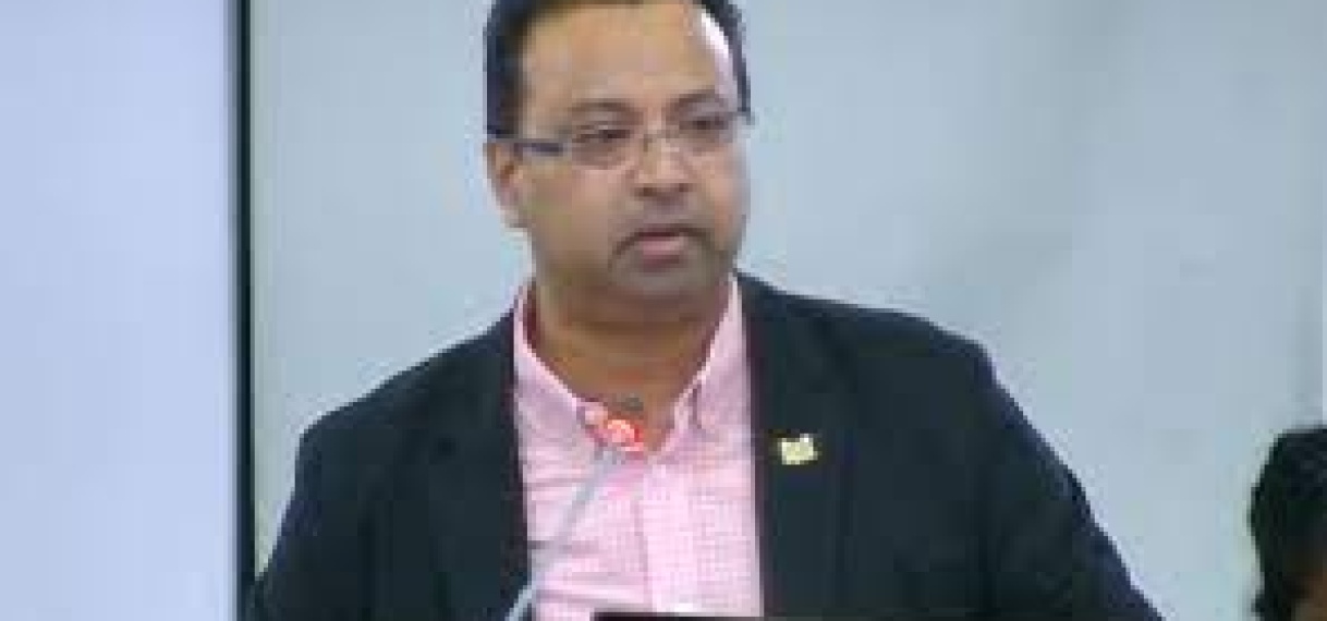Minister Nurmohamed over drempels en wegmarkeringen