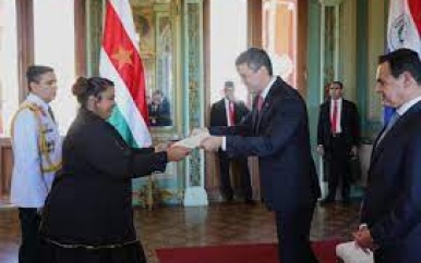 Ambassadeur Ramkisoen overhandigt geloofsbrieven aan president van Paraguay