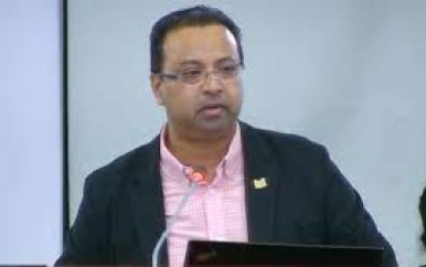 Minister Nurmohamed over drempels en wegmarkeringen