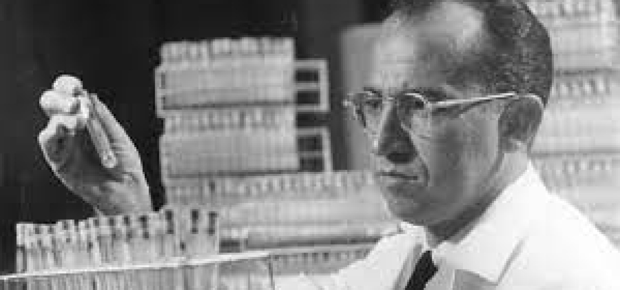 Op 26 maart 1953 kondigt Dr. Jonas Salk uit Amerika het poliovaccin aan