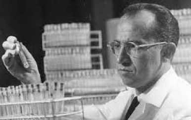 Op 26 maart 1953 kondigt Dr. Jonas Salk uit Amerika het poliovaccin aan