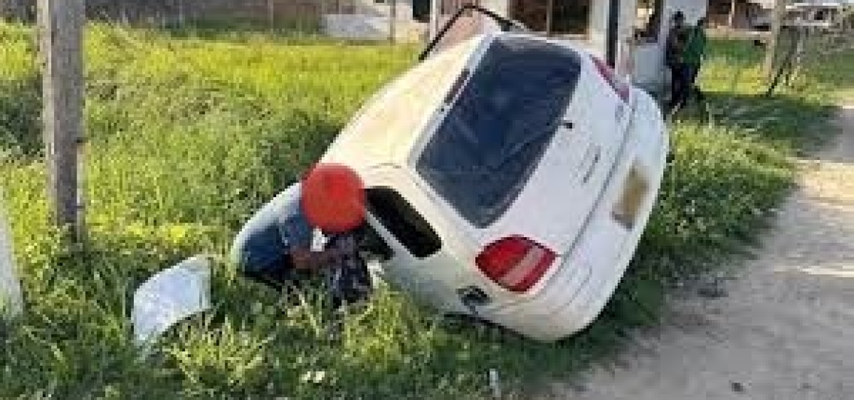 Auto beland in trens langs Welgedacht C-weg