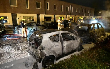 Ravage in Elst doordat vijf auto’s in vlammen opgaan