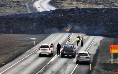 Lava blokkeert weg in IJsland na vulkaanuitbarsting