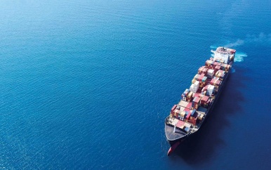 Containerschip beukt enorme kranen omver in Turkse haven
