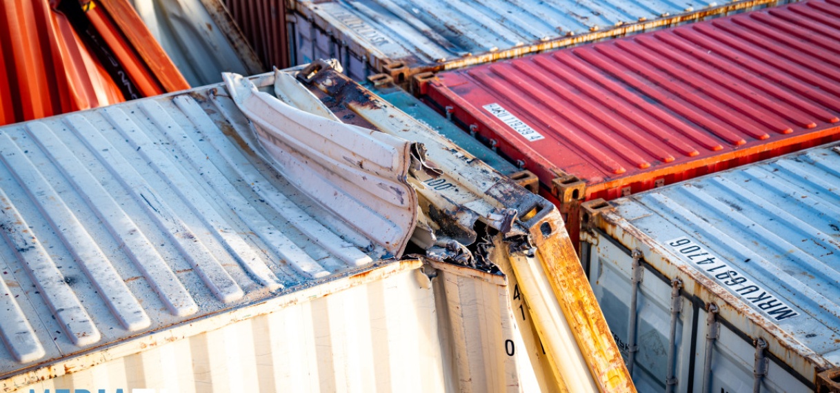 Container valt van schip na aanvaring met Willemsbrug in Rotterdam