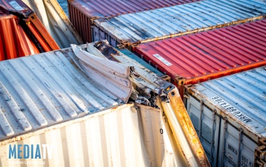 Container valt van schip na aanvaring met Willemsbrug in Rotterdam