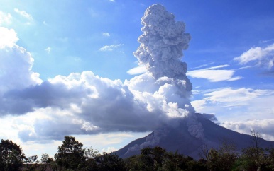 Duizenden mensen geëvacueerd na uitbarsting vulkaan Ruang in Indonesië