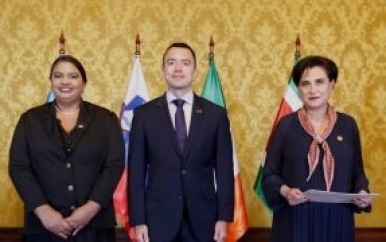 Ambassadeur Ramkisoen overhandigt geloofsbrieven aan president Noboa Azín van Ecuador