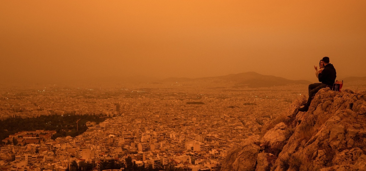 Lucht boven Zuid-Griekenland kleurt feloranje door Saharastof