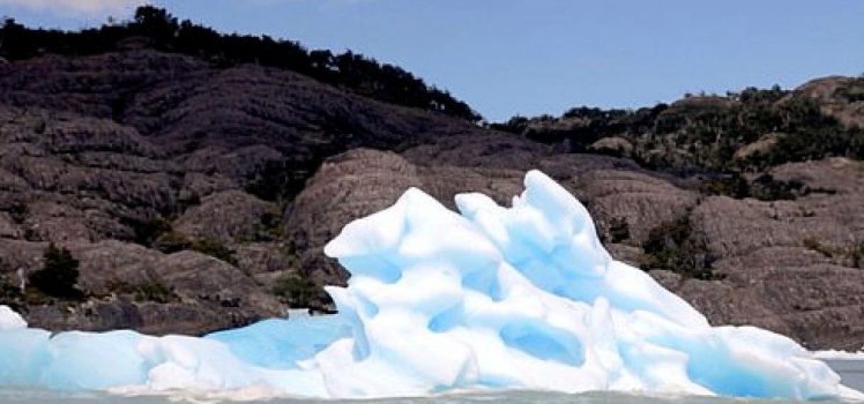 Toeristen zien enorme ijsberg kantelen in Argentinië