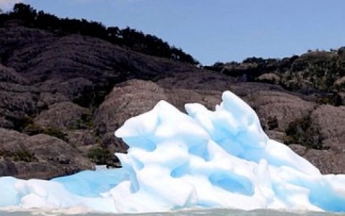 Toeristen zien enorme ijsberg kantelen in Argentinië