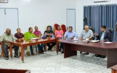 President Santokhi luistert naar zorgen van landbouwcoöperaties in Nickerie