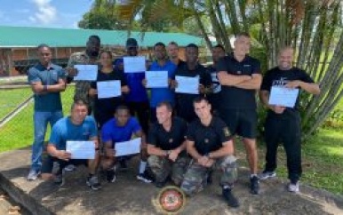 “Surinaamse en Frans-Guyanese leger houden gezamenlijke sporttraining: Een succesvolle uitwisseling van expertise”