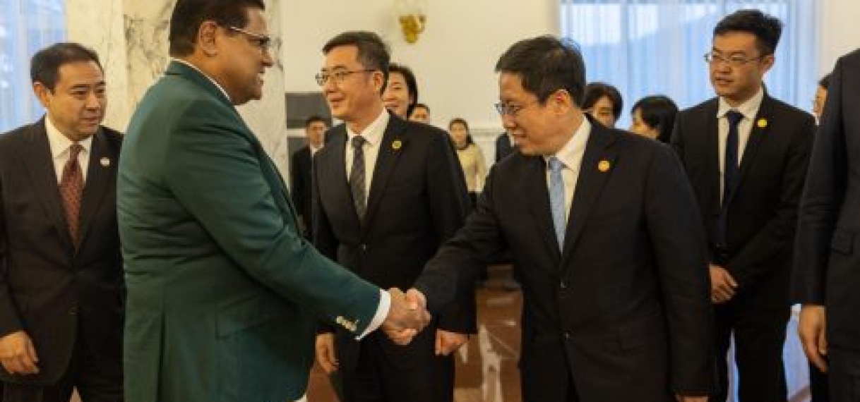 President Santokhi bezoekt belangrijke havenstad Dalian in China