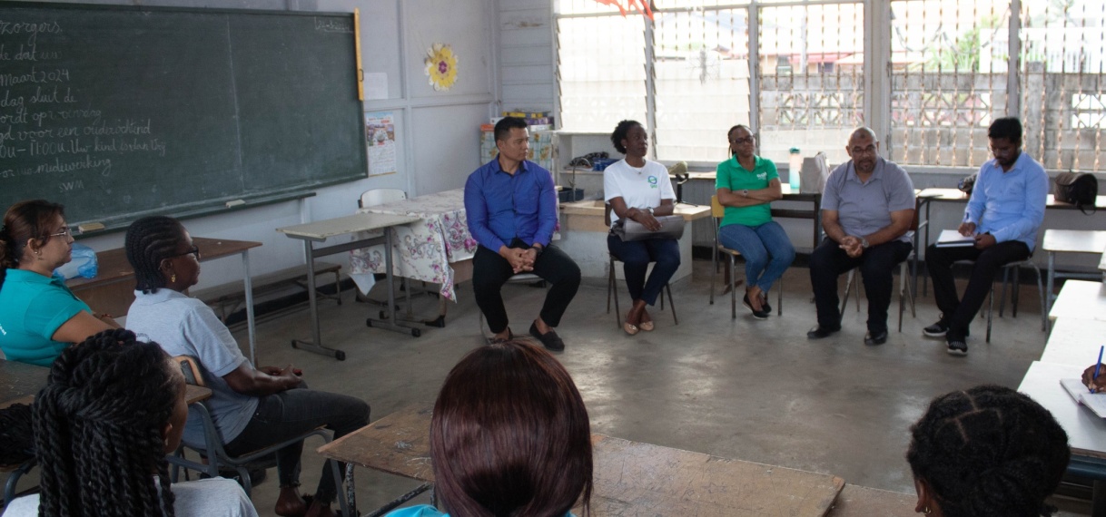 Op weg naar een schonere buurt: Kringbirti Projectbespreking bij OS Flora 1