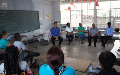 Op weg naar een schonere buurt: Kringbirti Projectbespreking bij OS Flora 1