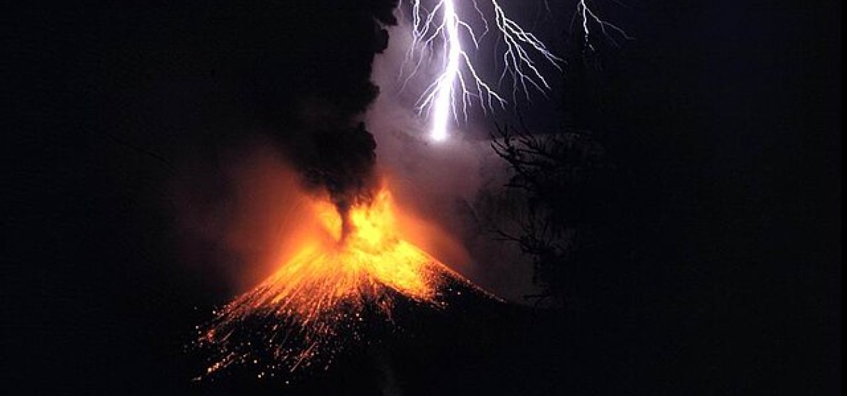 Bliksem verlicht hemel boven uitgebarsten vulkaan in Indonesië