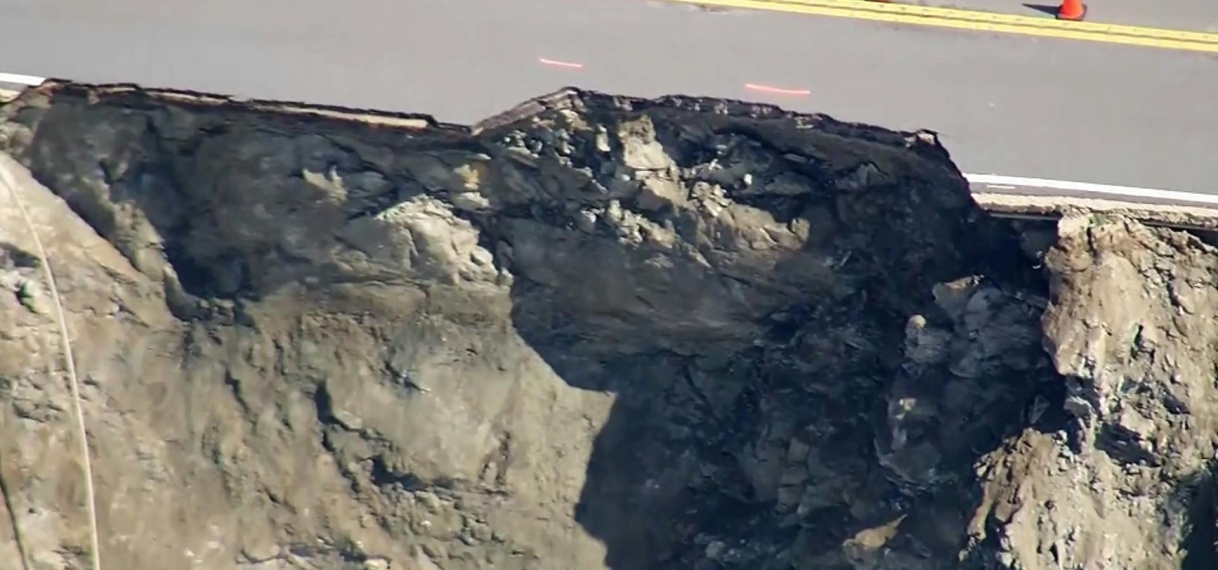 Deel van iconische Californische kustweg in oceaan gestort