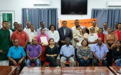 President Chandrikapersad Santokhi beloont toewijding van nieuwe Sanatan Dharm predikanten