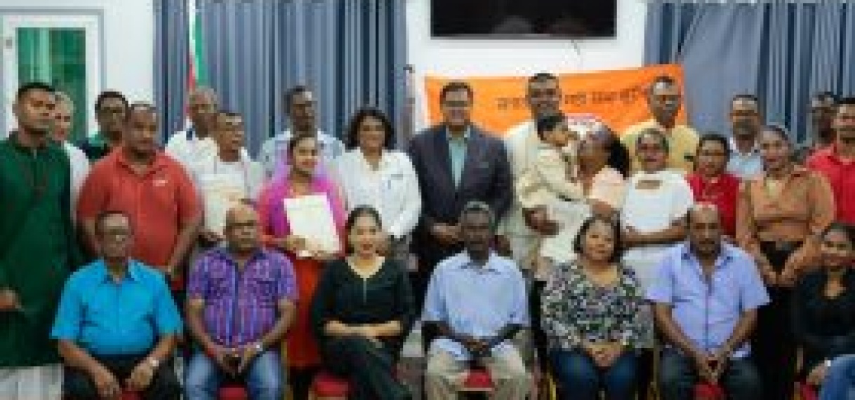 President reikt diploma’s uit aan nieuwe predikanten Sanathan Dharm