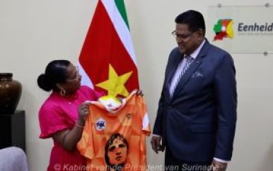 Johan Cruyff Foundation bespreekt samenwerking voor sportfaciliteiten met president Santokhi