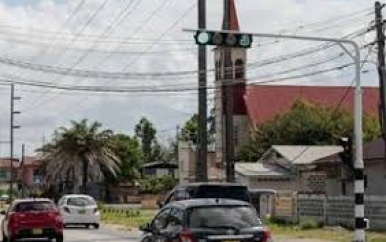 Verouderde Verkeerslichten Landelijk Vervangen in Suriname