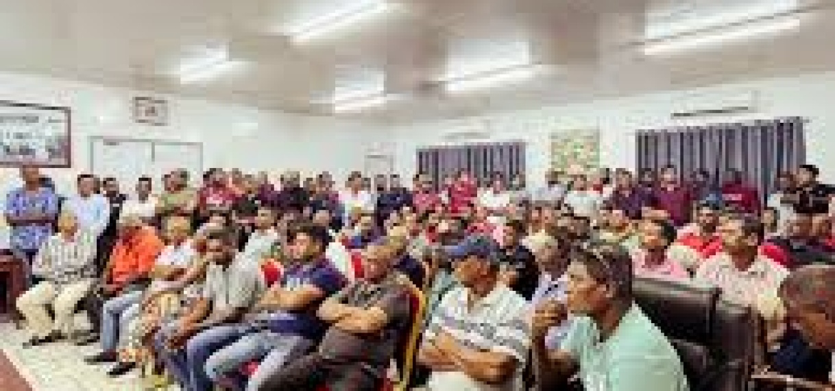 President Santokhi steunt boeren in Nickerie