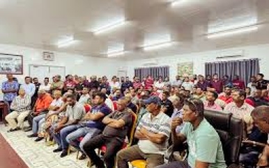 President Santokhi steunt boeren in Nickerie